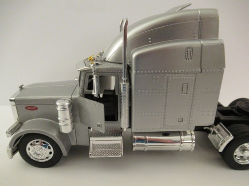 Peterbilt Truck Semi Truck Silver 1:32 Scale - Picture 4 of 24