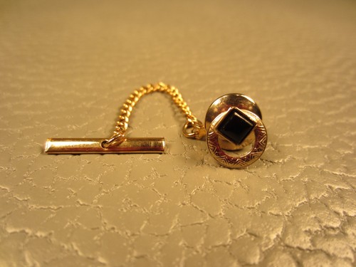 Vintage Onyx Kranz gelb vergoldet Krawatte Tac oder Reversnadel