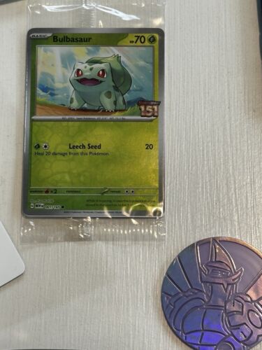 Pokemon 151 Bulbasaur PROMO Würfel Münzen Stifte Ordner verschiedene Zubehör Hüllen - Bild 2 von 9