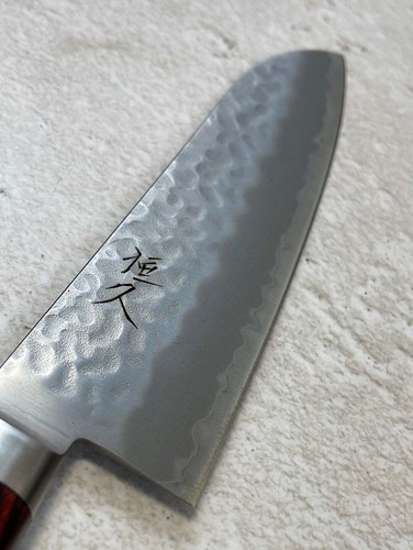 Tsunehisa Aogami Super Kuro Tsutime Polished Santoku 180mm 🇯🇵 Red Pakka Handle - Bild 9 von 16