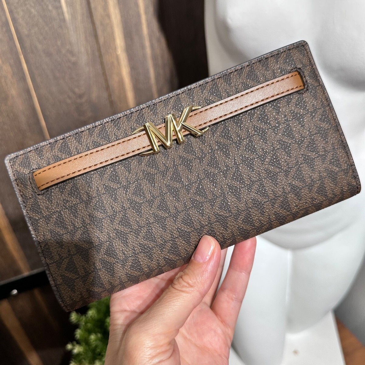 Michael kors snap on sale wallet