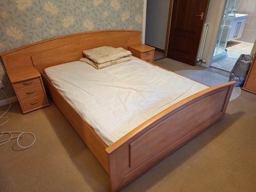 LUXURY GERMAN MOBEL 7-PIECE MASTER BEDROOM SUITE. MAPLE BIRCH COLOUR - Picture 10 of 24