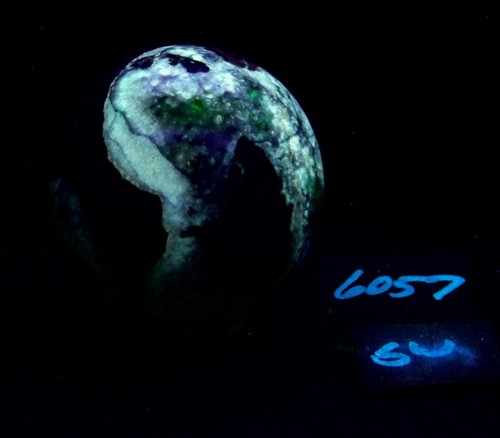 Fluoreszierender AZ heller Calcit auf brauner Matrix 76 mm Kugel zur Sammlung 6073 - Bild 2 von 13