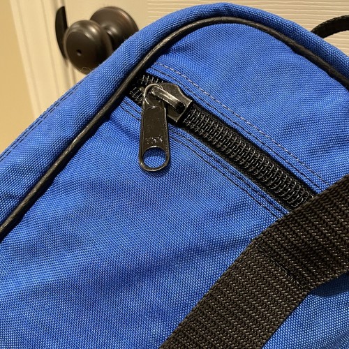 Robuste Reisetasche hergestellt in NY USA mit mittlerer Flugtasche wie Nylon-Schultertasche mit zwei Reißverschluss - Bild 5 von 16
