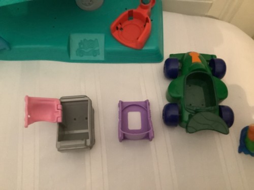 Fisher-Price Bubble Guppies Centro de Chequeo Hospital con Sonidos y Accesorios - Imagen 7 de 11