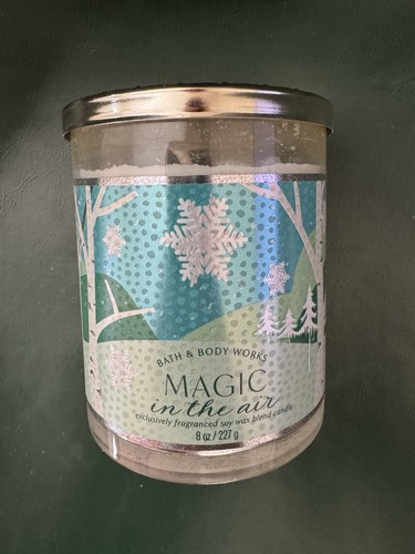 NUEVO Magic In The Air 30-50 horas de combustión vela de mecha única 8 oz baño y cuerpo funciona - Imagen 1 de 2