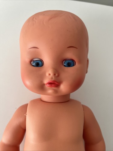 Muñeca de plástico liso vintage Furga Baby cabello moldeado 13" traje de uso - Imagen 7 de 17
