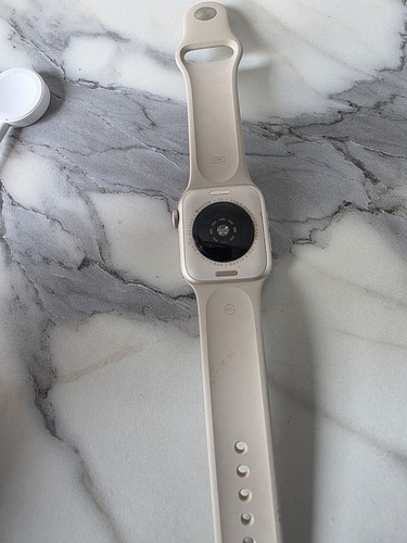 Apple Watch SE 1. generacji (GPS, 44mm) srebrna aluminiowa obudowa + czarny pasek - Zdjęcie 2 z 4
