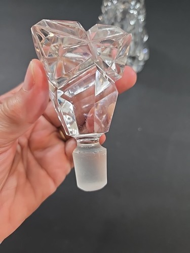 Botella de perfume de cristal vintage MCM corte prisma pesado diseño facetado 7" de alto - Imagen 10 de 17