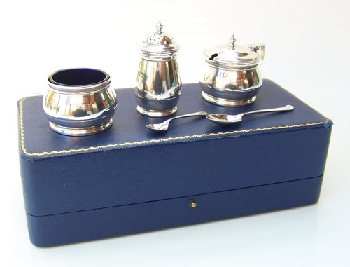 1935 MAPPIN & WEBB STERLING SILVER CASED CRUET SET C/W BLUE GLASS LINERS - Picture 3 of 24