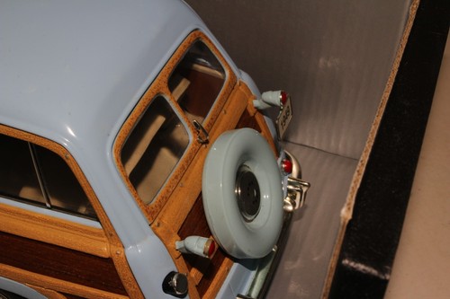 1:18th Scale Motor City Classics 1949 Ford Woody Station Wagon, Real Wood Blue - Picture 11 of 18