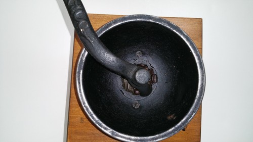 Molinillo de café vintage madera con tazón de metal con mango de hierro fundido con cajón - Imagen 3 de 7