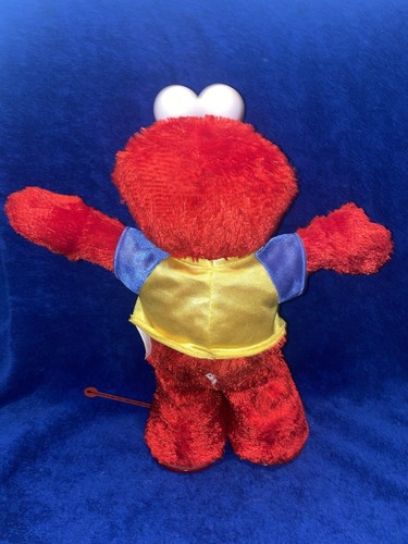 Fisher Price Hokey Pokey Elmo Dances & Spins w/ Shout! Shout! Shout! T-Shirt - Picture 3 of 13