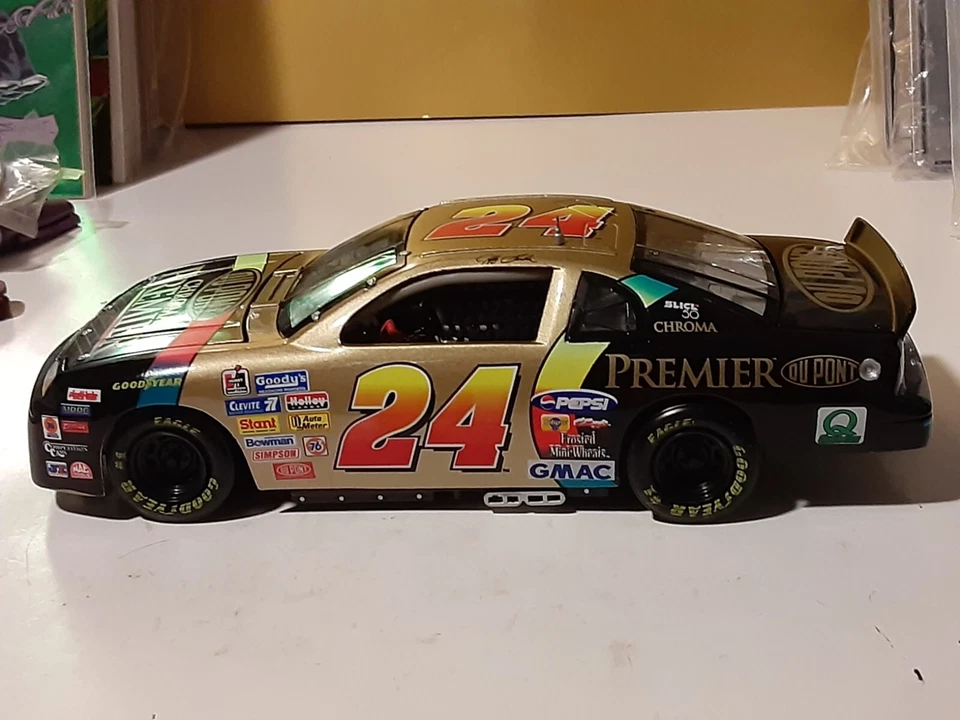 1997 JEFF GORDON ELITE DUPONT CHROMA PREMIER 1/24 WITH STAND CARD BLACK BAG #24 - Image 4 of 4