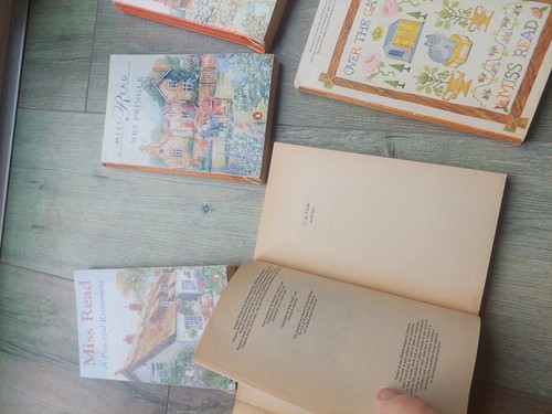 10 x Miss Read Penguin book bundle.. - Picture 9 of 24