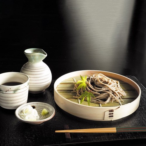 Bandeja de soba de madera Hinoki con tapete de bambú - Hecha en Japón, Omakase, Sushi - Imagen 3 de 4