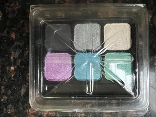 Mac Graphic Garden Eyeshadow Palette. New With Case. Discontinued - Picture 2 of 3