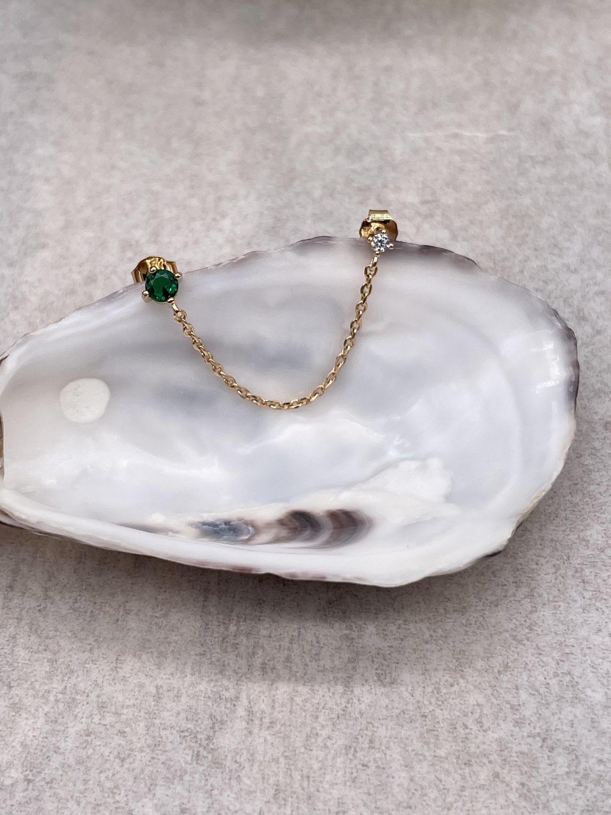 Boucle d'oreille plaquée or double puces et chaîne en oxydes de zirconium haute clarté