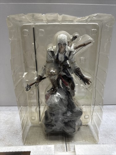 Assassin's Creed 3 Xbox 360 Limited Edition Statue, Belt Buckle, And Flag Game - Picture 9 of 17