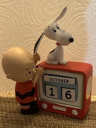 HALLMARK Peanuts Charlie Brown & Snoopy Retro TV Set Perpetual Calendar - Picture 1 of 8