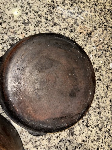 Wagner Ware Tropfbräter 1269 Rundbräter Set mit 2 Griswold Pfannen - Bild 10 von 18