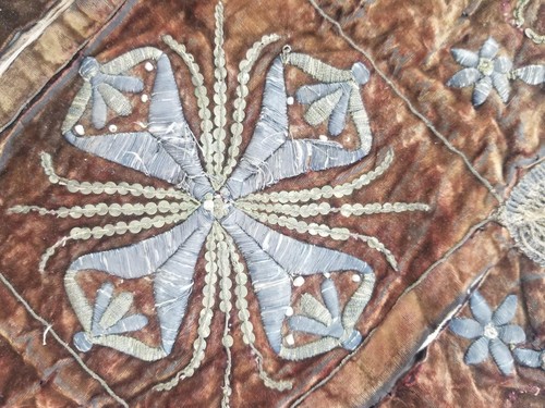 Antiguo panel de terciopelo bordado metálico otomano del siglo XVIII 34x34 cm - Imagen 7 de 9