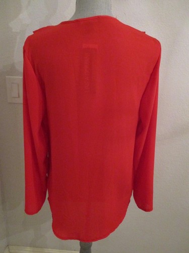 NUEVA CON ETIQUETAS BLUSA DE MANGA LARGA ROJA LINEA DOMI S o L con cuello en V y volantes $110.00 - Imagen 4 de 8