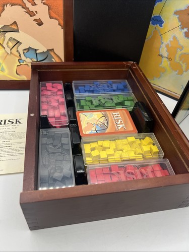 RIESGO Juego de Mesa Colección Libro Estante Edición Caja Madera De Colección ¡LEER! - Imagen 3 de 12
