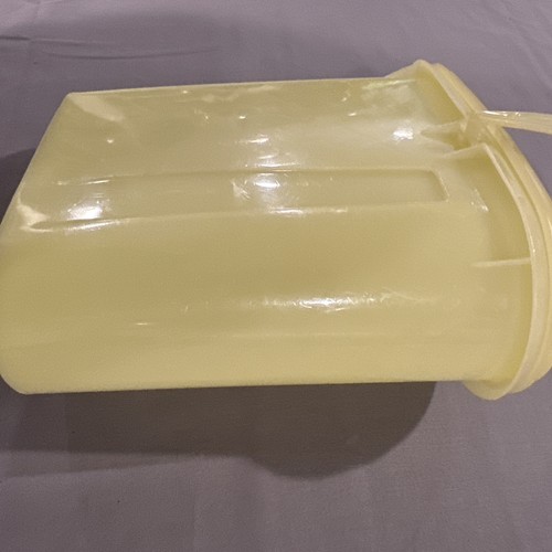 Jarra de jugo Tupperware con mango 2 cuartos amarilla 587-1 - Imagen 4 de 10