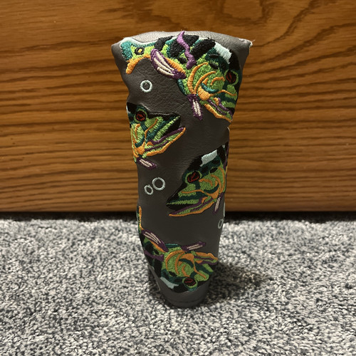Sugar Skull Putter Head Cover With Bass On It - Bild 2 von 4