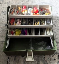 Vintage Fishing Tackle Box UMCO 1103 Green/Tan 3-Tray Fold-Out Rush City, MN USA