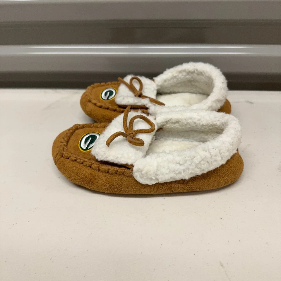 Zapatillas Mocasín Green Bay Packers Juveniles Medianas Marrón Sherpa Linned Bordadas Foto 4 de 4