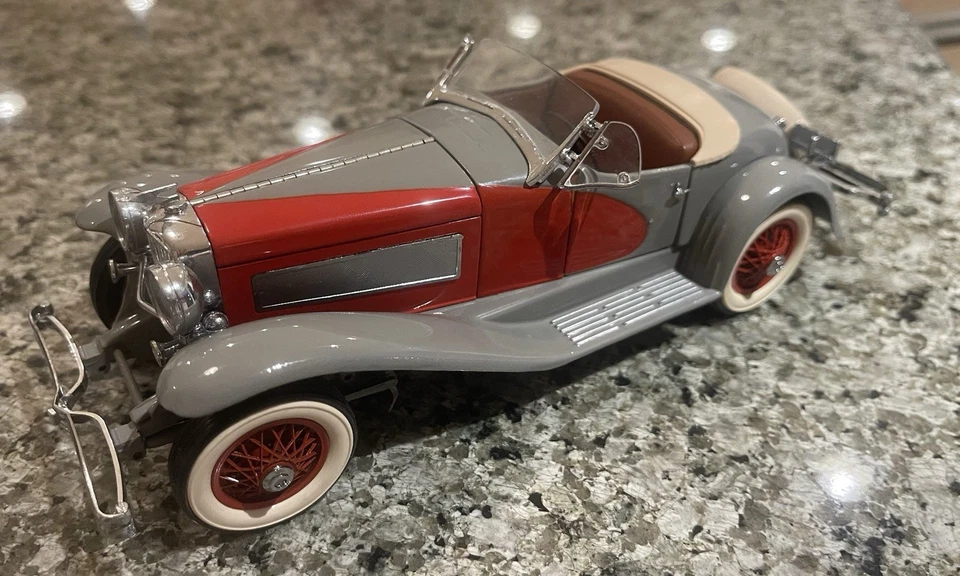 DANBURY COMO NUEVO ESCALA 1/24 - 1935 DUESENBERG SSJ - GRIS/ROJO CON ESTUCHE Foto 2 de 3