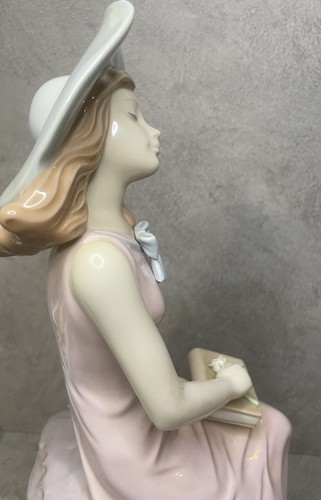 Statuina porcellana Nadal 13 pollici design pensionato signora che tiene libro e fiori ottime condizioni - Foto 14 di 18