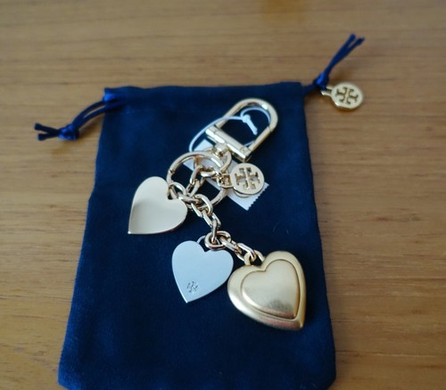 LLAVERO CORAZÓN-CARA DE METAL MIXTO TORY BURCH, NUEVO CON ETIQUETAS - Imagen 7 de 9