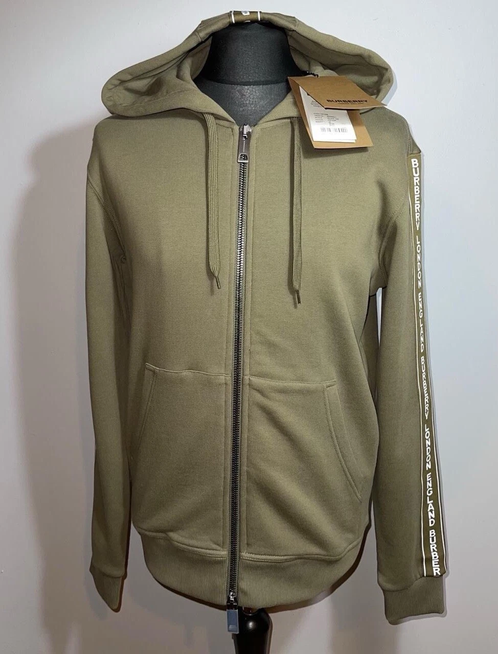 Felpa con cappuccio e zip intera Burberry logo nastro verde kaki nuova con etichette XS vestibilità rilassata prezzo consigliato £ 750 uomo