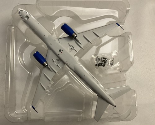NG 1:200 United Airlines Boeing 757-200 N58101 (W/Stand - Picture 10 of 11