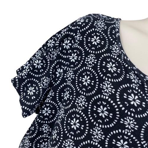 Croft & Barrow Womens Knit Top Size 2X Black White Geometric SS V-Neck Buttons - Picture 7 of 11