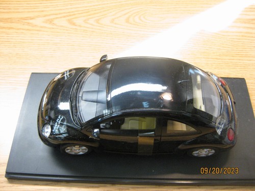 1/18 1998 VOLKSWAGEN VW NEW BEETLE IN BLACK BY GATE # 01033 - Picture 13 of 13