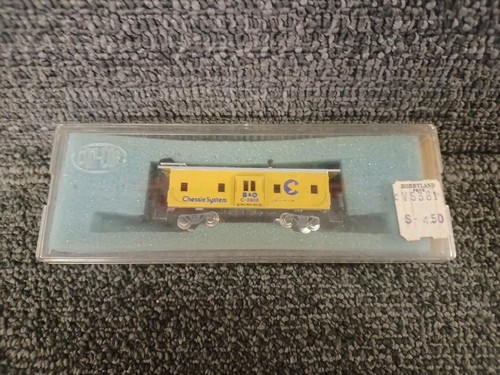 Spur N #1251-M Chessie Bay Window Caboose von Con-Cor mit Koffer