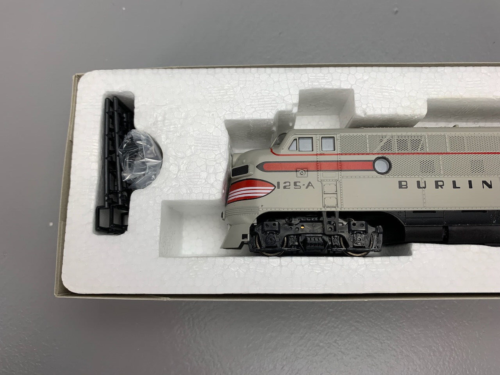 HO Stewart 8200 F3A PH II Locomotive CB&Q Low Fans Powered HO4100 - Picture 8 of 9