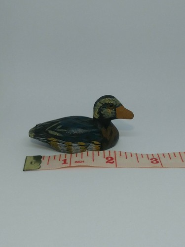 THREE BEAUTIFULLY DETAILED HAND CARVED & PAINTED MINIATURE WOOD DUCK DECOYS - Picture 6 of 12