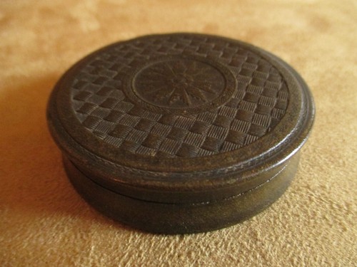 ancienne boite à prisé en gutta percha décoré de la légion d'honneur? XIX ème - Picture 1 of 4