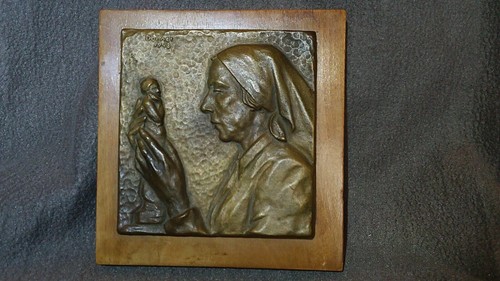 Antike Bronzeskulptur/Plakette/Wandhänger mit Frau mit Statue signiert 1948 - Bild 9 von 9
