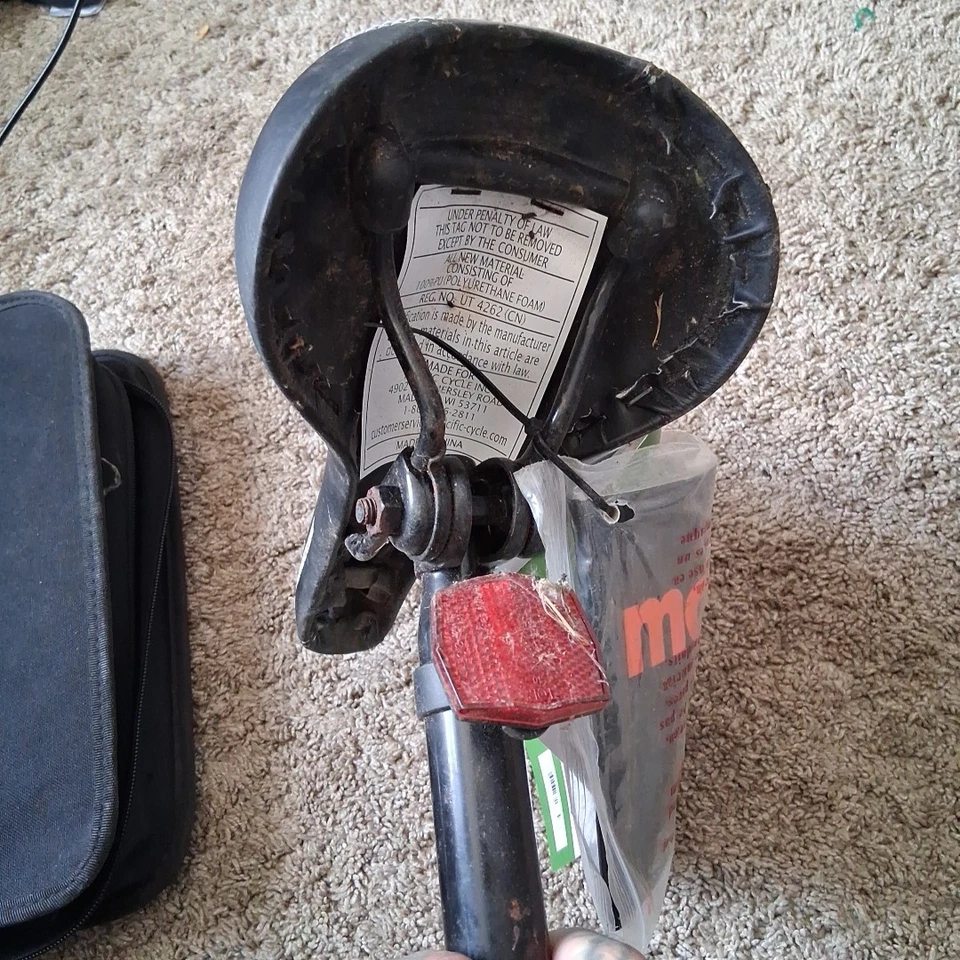 Asiento de bicicleta de montaña Mongoose Excursion cuero negro letras amarillas 10,75x6 pulgadas Foto 4 de 4