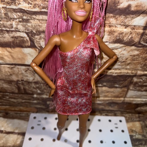 2015 Barbie Extra Puppe #10 rosa Haare Micro Zöpfe rosa schimmerndes Kleid - Bild 4 von 7