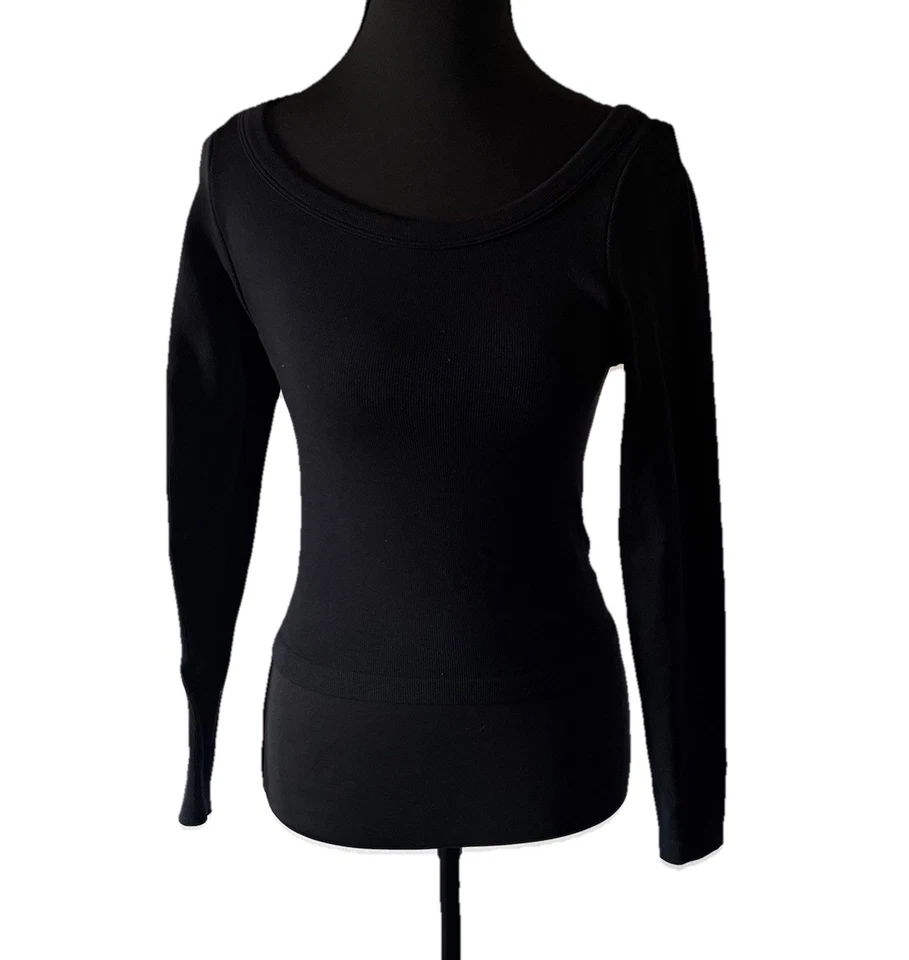 Top corto acanalado dinámico negro manga larga deportivo atletismo gimnasio minimalista Foto 2 de 4