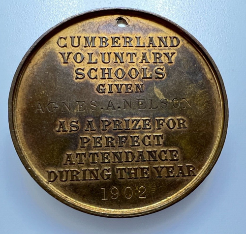1902 Cumberland Freiwilligenschule Bronze Anwesenheitsmedaille Agnes A Nelson 45 mm