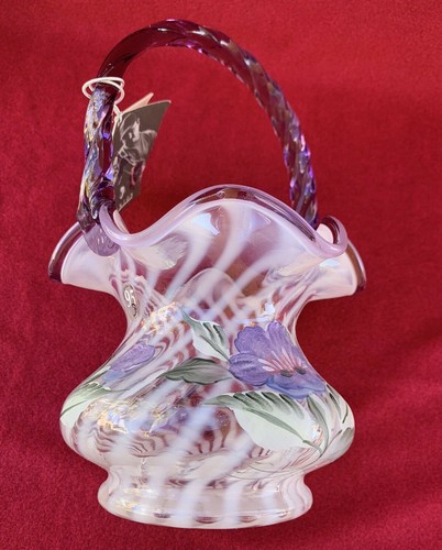 Fenton Purple Basket handbemalt Blumen signiert gewirbelt gestreift 95th Anniv - Bild 7 von 11