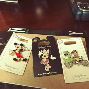 Disney-Parks-Adorable-Lot-3-Disney-Pins-Mickey-amp-Minnie-New-on-Cards
